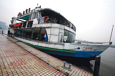 综合 新快报 记者在芳村码头看到,水上巴士航班的准点率很高,几乎是