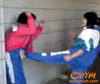 东莞三女生围殴一女生视频现网上 学校正在处