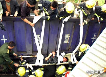 成渝高速发生特大车祸 52辆车连环相撞6人死亡