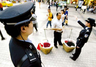 昨日，解放碑，一名巡警戴便携摄像头记录执法过程 记者 刘嵩 摄