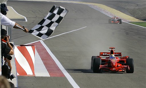 图文:[F1]巴林站正赛 马萨冲线时遥遥领先对手