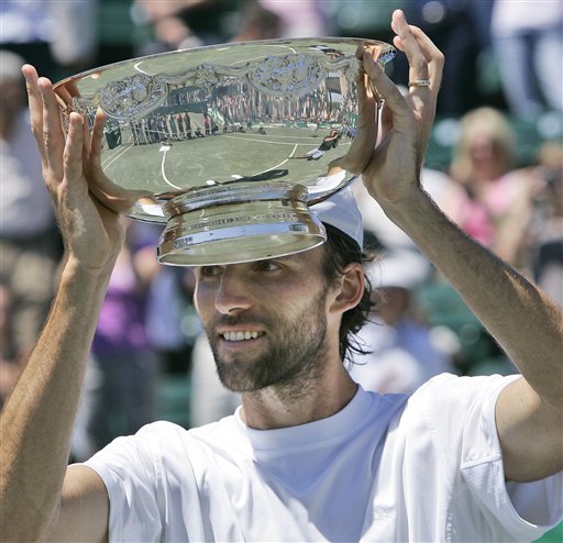 图文:atp美国红土赛决赛 卡洛维奇捧大奖杯