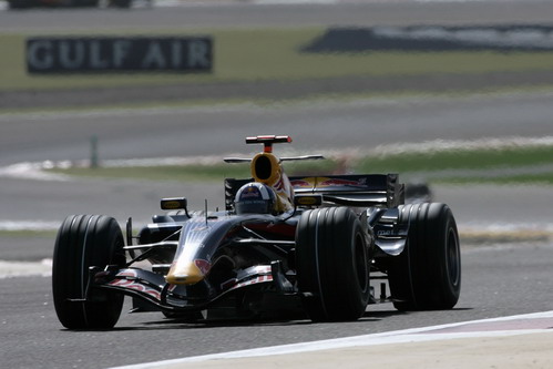 图文:[F1]巴林大奖赛正赛 红牛赛车连遭不测
