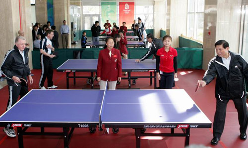 图文：和谐社区杯乒球赛 刘淇与维尔布鲁根切磋