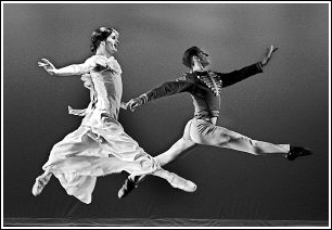 男子 组图 不如/两名格朗迪瓦喜剧芭蕾舞团的男演员在表演。新华社／法新