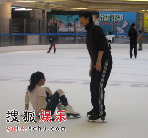 李丽珍练滑冰摔倒