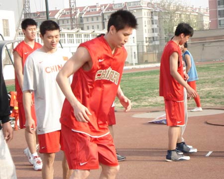 图文:[男篮]队员紧张训练 霍楠在训练中