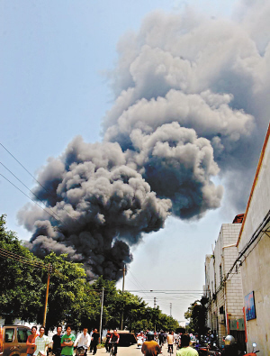 塑料厂仓库爆炸似"地震" 腾起50米浓烟(组图)