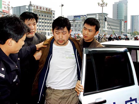 后可看大图 犯罪嫌疑人任晓峰在连云港被抓获5100万窃案嫌犯全落网