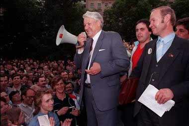 俄罗斯克里姆林宫发言人4月23日证实，俄前总统叶利钦已经逝世。图为1989年5月29日叶利钦在莫斯科向支持者发表演讲。
