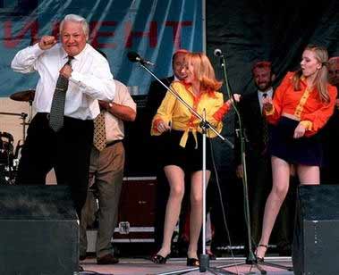 俄罗斯克里姆林宫发言人4月23日证实，俄前总统叶利钦已经逝世。图为1996年6月10日叶利钦与歌手在一起载歌载舞。