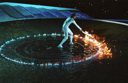 图文：00悉尼奥运火炬传递 弗里曼“水中燃火”