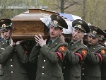 叶利钦棺木在八名俄士兵簇拥下进入墓地