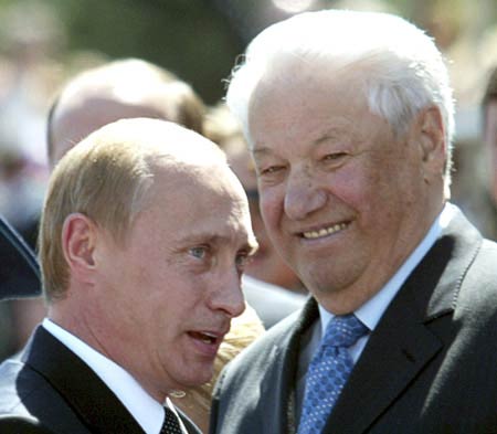 1999年年底，叶利钦（右）将权力移交给普京。路透社/塔斯社