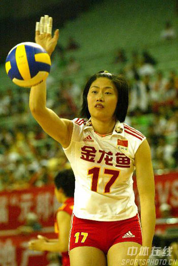 图文:中国女排1比3负广州男排 马蕴雯表现不俗