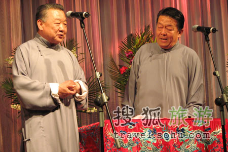 老艺术家表演双簧