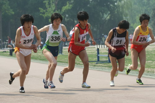 图文:邢慧娜本赛季首次露面 5000米起跑瞬间