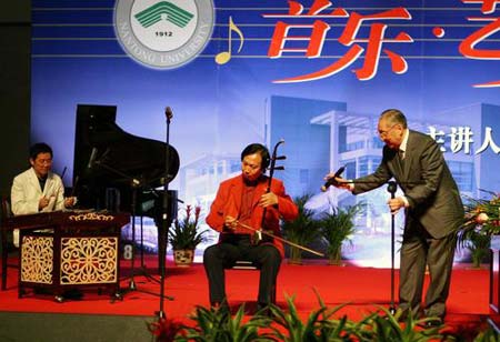 李岚清在大学讲述音乐人生 与学生同台高歌(图