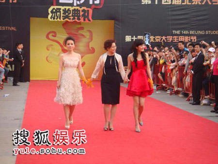 杨幂出席大学生电影节闭幕式 一席红裙宛如芭