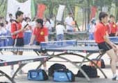 中学生进行乒乓球运动