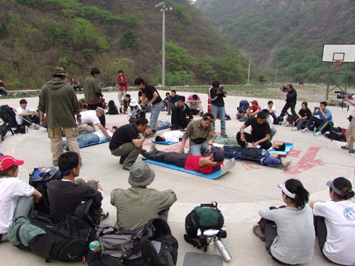 图文:珠峰大行动体能训练营 野外救援指导2