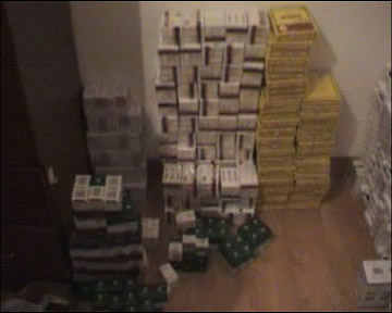 在非法窝点的药品仓库里各式各样的药品堆积如山，药品空包装盒、说明书更是应有尽有。
