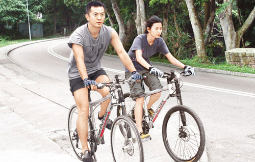 郑伊健和蒙嘉慧在西贡骑自行车 甜蜜温馨