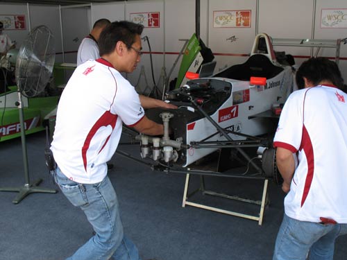 图文:中国方程式赛车珠海站 技师在工作