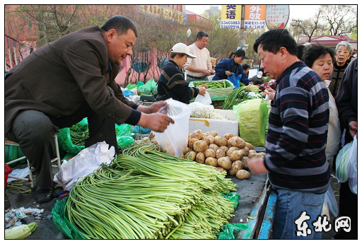 镜头里的节日 记者劳动节追踪出早市的小商贩(组图)