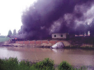 泰州千吨油罐起火爆炸