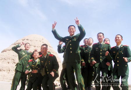 宁夏:假日旅游帮助新战士了解驻地风貌(组图)