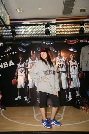 阿迪达斯携NBA掀球衣时尚风 上海NBA专卖店