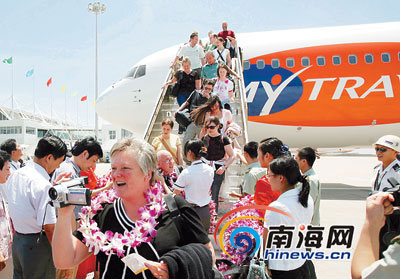 英国直飞三亚包机航线开通164名游客昨抵海南