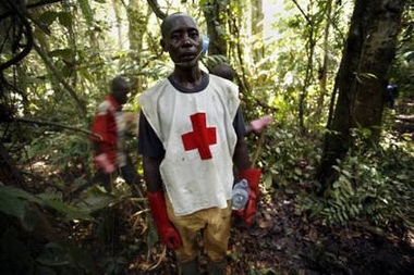 当地红十字会人员参与救援活动。