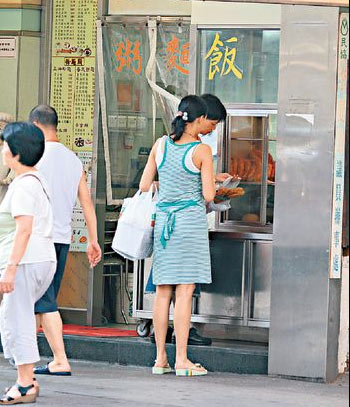 怀孕不忘哄老公 雷颂德太太挺肚逛菜市场(组图)