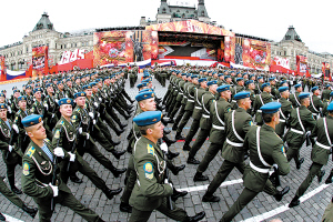 俄罗斯9日在首都莫斯科红场举行阅兵式,庆祝卫国战争胜利62周年.