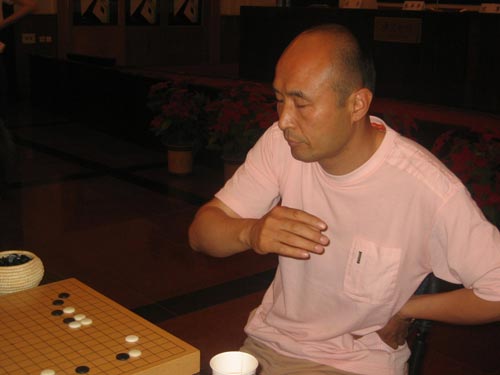 桐山杯中国围棋快棋赛; 刘小光九段; 华奥星空讯5月10日上午10点,第九