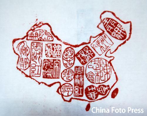扬州老人4年创作中国奥运冠军印谱巨幅长卷