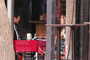 周海媚在北京被拍下与外型酷似郑中基的男伴，一起到拍拖胜地三里屯喝茶