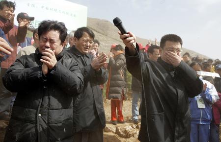 资料图片：国家环保总局副局长潘岳(右1)遇袭沙尘暴。