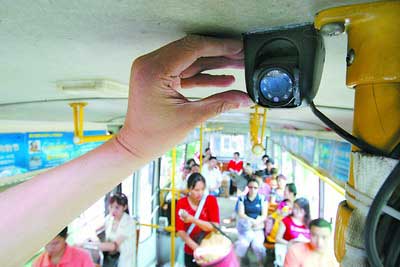 　　昨日，南坪车站，冠忠公交工作人员正在安装车载硬盘录像机 记者钟志兵摄