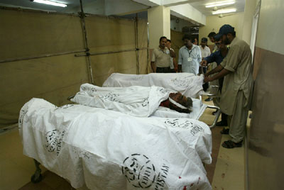 卡拉奇的医院停满了遇难者尸体.