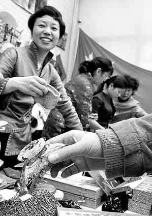 中国女外交官举办义卖 收入捐给印尼贫困儿(图