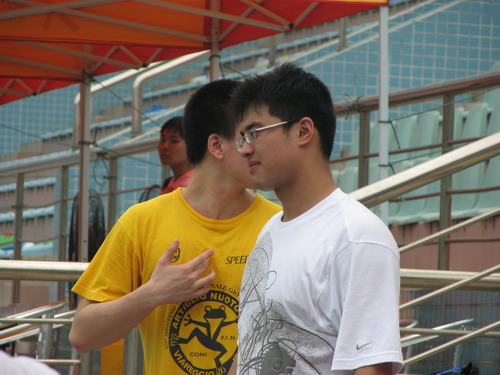 图文：游泳冠军赛队员泳池训练 吴鹏场边观看