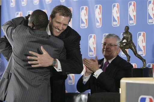 图文诺维茨基当选nba常规赛mvp约翰逊送祝福