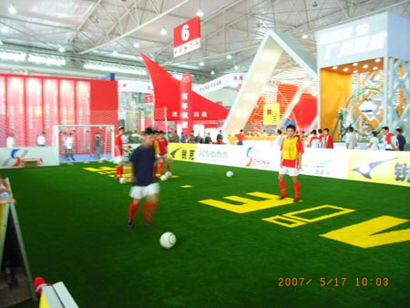 图文:中国体育用品博览会开幕 现场体验足球赛