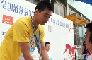 图文：全国游泳冠军赛第六日 海军选手赵涛领奖