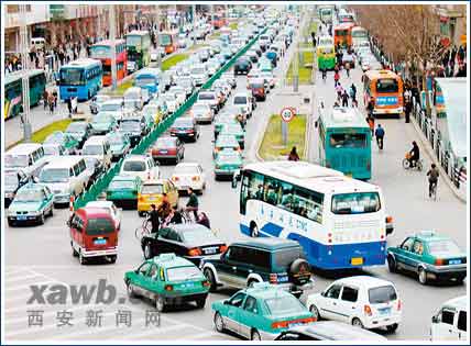 西安市繁忙的交通。资料图片