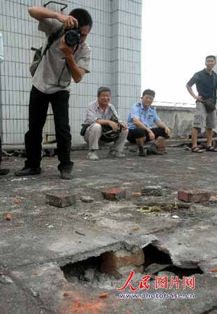 2007年5月20日下午，海口合力大厦楼顶发生爆炸，媒体记者赶到爆炸现场采访拍摄。