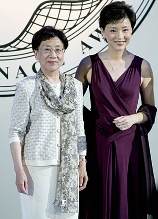 杨澜获艺术赞助大奖 与母亲一同亮相颁奖礼(图)